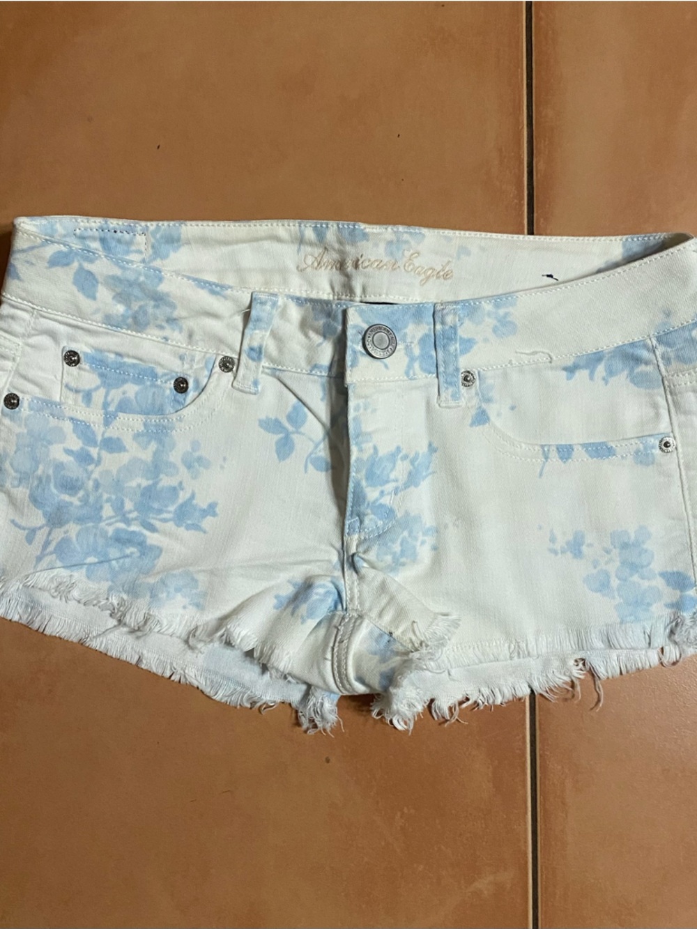AMERICAN EAGLE OUTFITTERS SHORTS. SIZE 6. LIGHT BLUE AND WHITE.